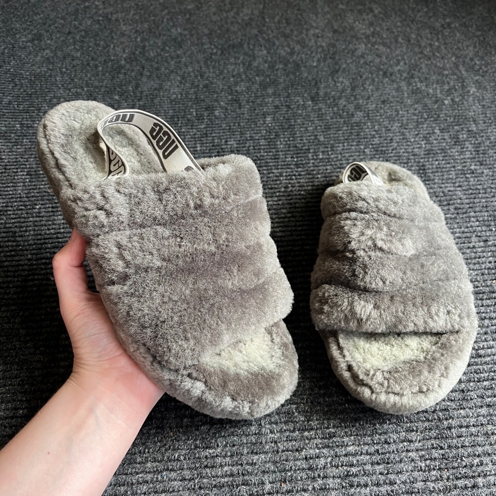 UGG Fluff Yeah Slide Kid Size 6 Charcoal Grey Sheepskin Elastic Slingback Sandal